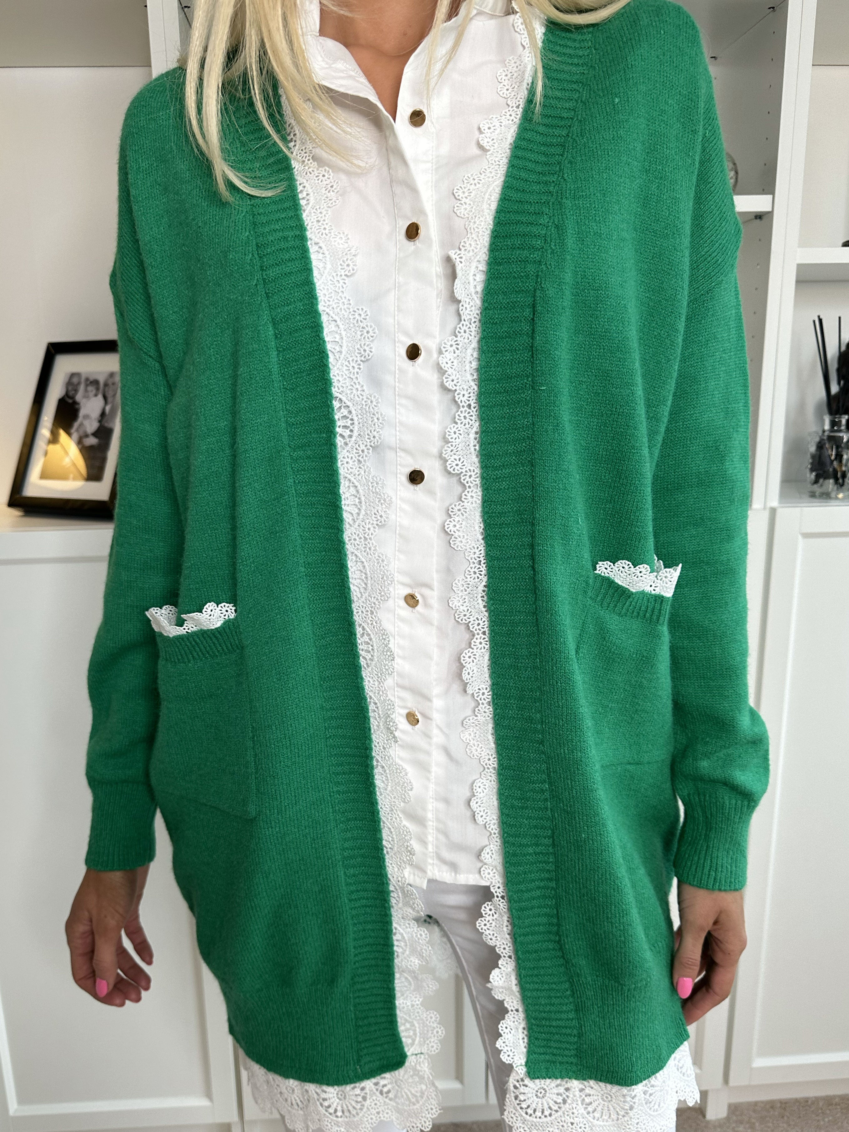 Rosie - Feminin strikcardigan med hvid blondekant